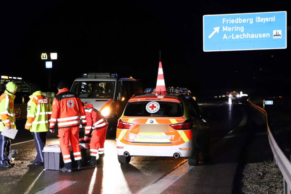 Eine Fußgängerin auf der Autobahn wurde von mehreren Autos erfasst und überrollt.