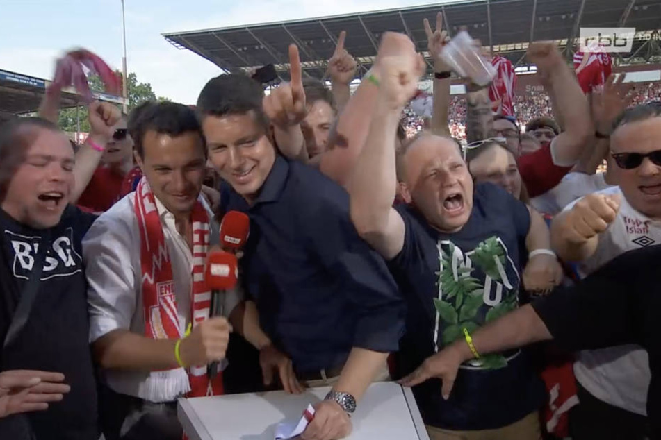Eine vernünftige Moderation war nach dem Platzsturm am Spielfeldrand für das RBB-Team nicht möglich.