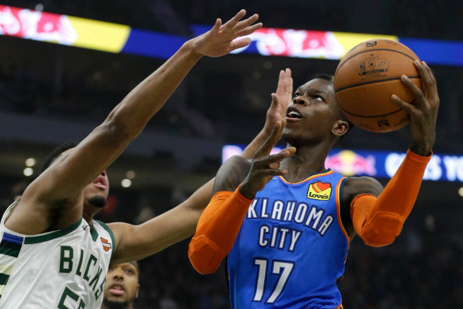 USA, Milwaukee: Bonzie Colson (links) von den Milwaukee Bucks gegen Dennis Schröder von den Oklahoma City Thunder.