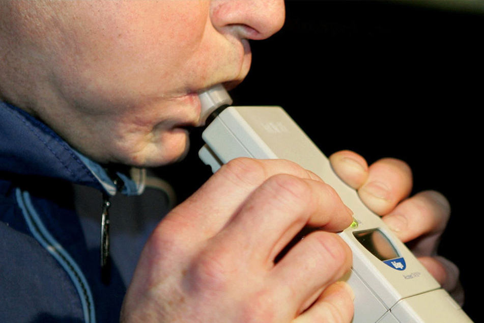 Der Fahrer war zum Unfallzeitpunkt betrunken. Ein Test ergab 1,88 Promille. (Symbolbild)