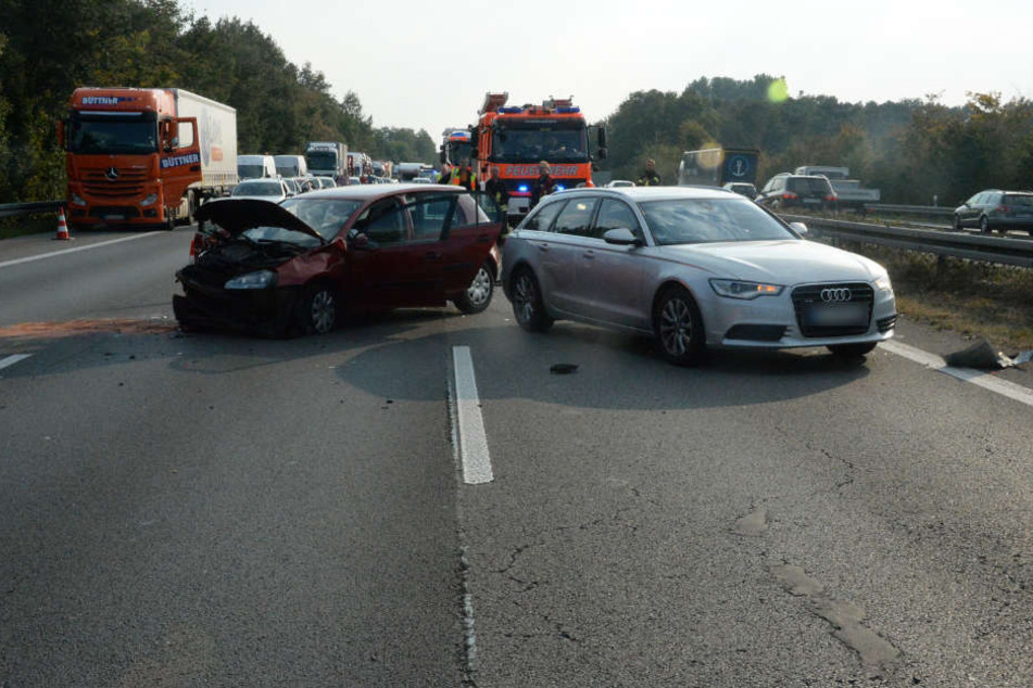 Bei dem ersten Unfall fuhr der silberne Audi auf den Passat auf.
