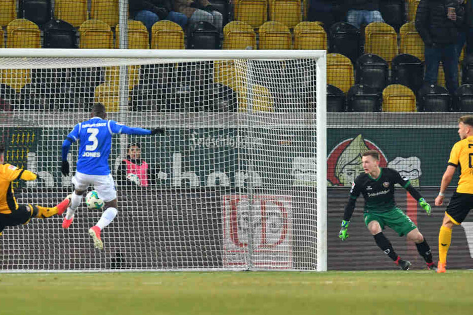 Hier trifft Jones in der ersten Halbzeit zum 1:0 für Darmstadt.