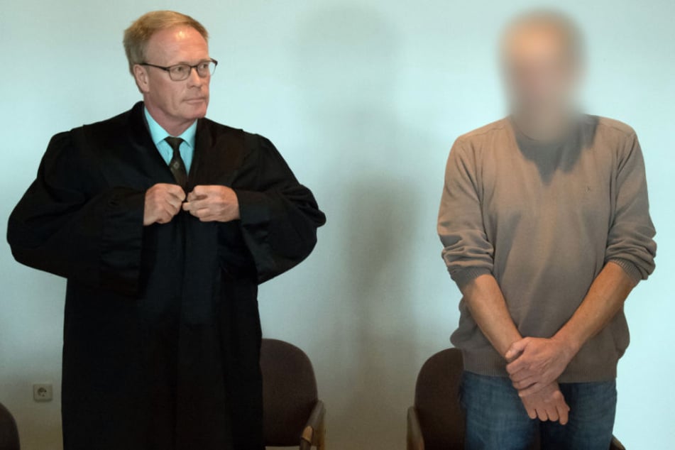 Der Angeklagte (r) und sein Verteidiger stehen zum Prozessauftakt im Amtsgericht Korbach.
