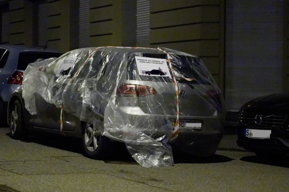 Auf dem Auto war an der Windschutzscheibe ein Zettel angebracht: "Kannste so parken, ist dann halt scheiße".