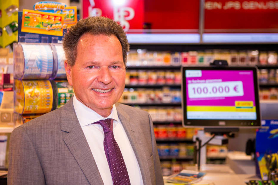 Siegfried Schenke, Geschäftsführer der Sächsischen Lotto-GmbH freut sich für den Gewinner.