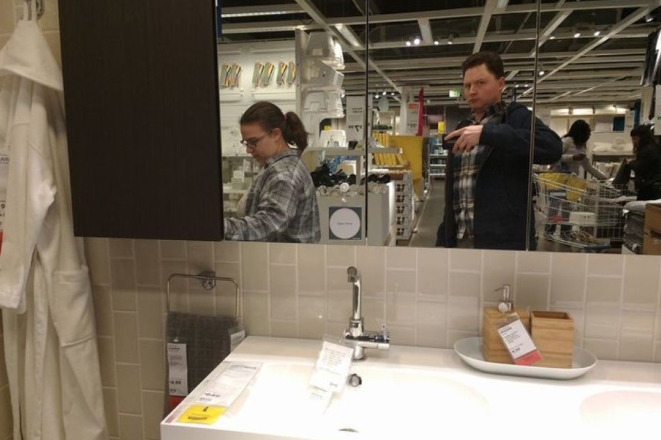 Lustiges Selfie im Spiegel: Man sieht, was Nathanael vom Ikea-Besuch hält.