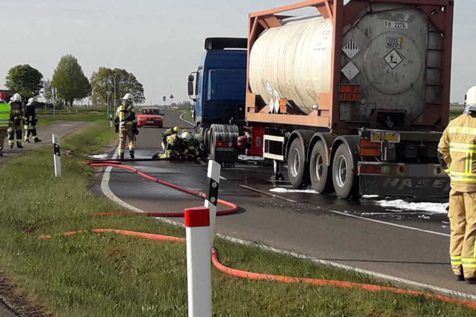 Der Lkw-Fahrer stoppte sein Gefährt auf der S38 kurz nach der A14-Abfahrt Mutzschen (Landkreis Leipzig), weil er eine Rauchentwicklung bemerkte.