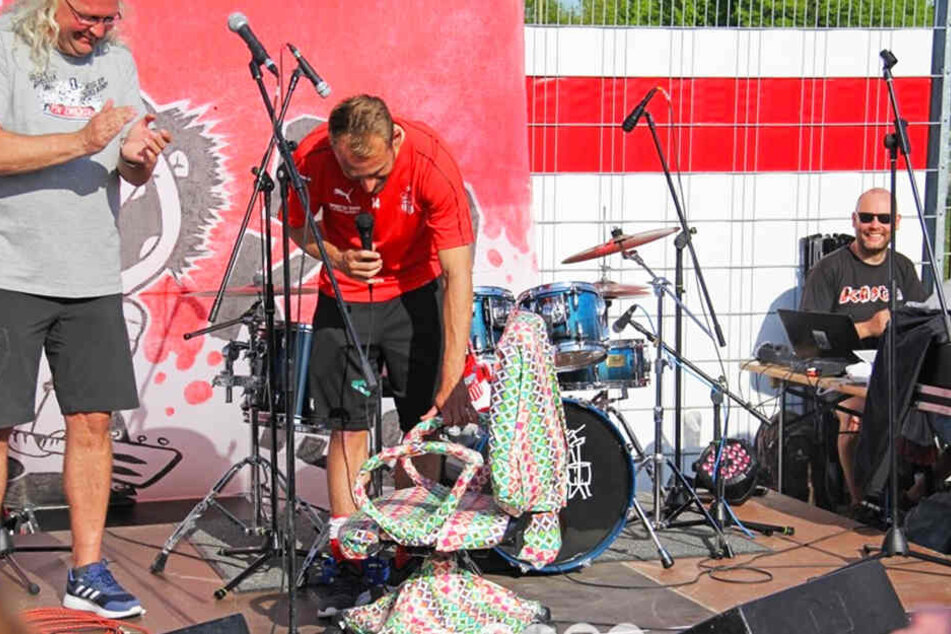 Originelle Idee: Von den Fans bekam Toni Wachsmuth einen Bürostuhl geschenkt - schließlich muss der künftige Sportchef ordentlich sitzen.