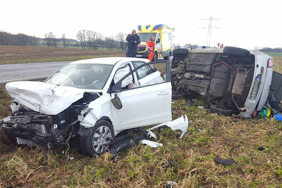 Beide Autos landeten im Straßengraben.