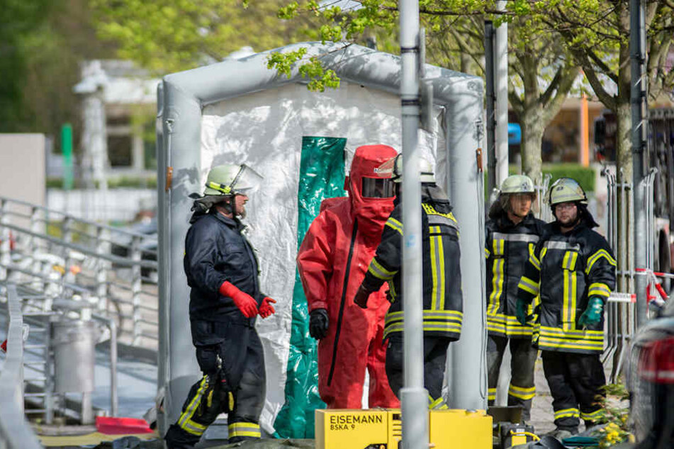 Die Feuerwehr musste in Chemieschutzanzügen zu dem Kanister vorrücken.