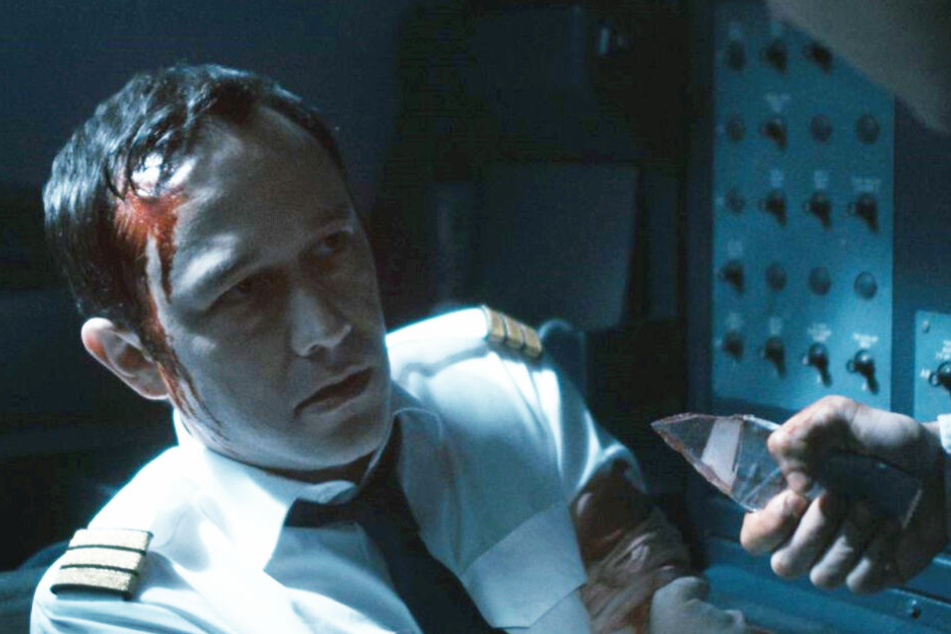 Co-Pilot Tobias Ellis (Joseph Gordon-Levitt) wird von Terroristen überrascht, die das Cockpit stürmen.
