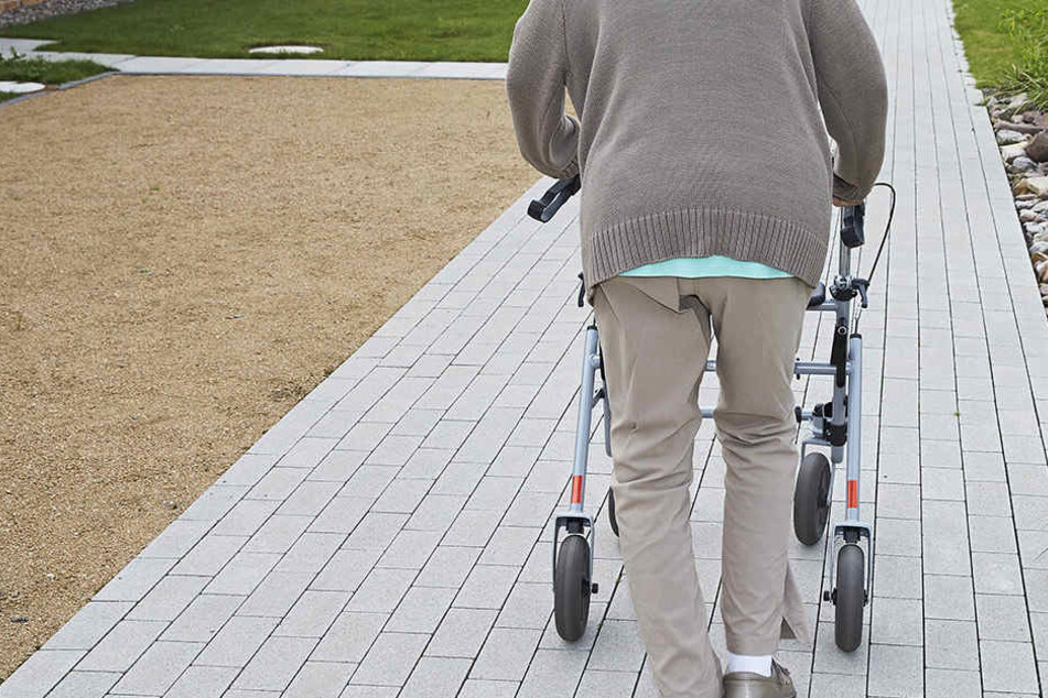 Auf dem Heimweg wurde eine Rentnerin überfallen (Symbolbild).