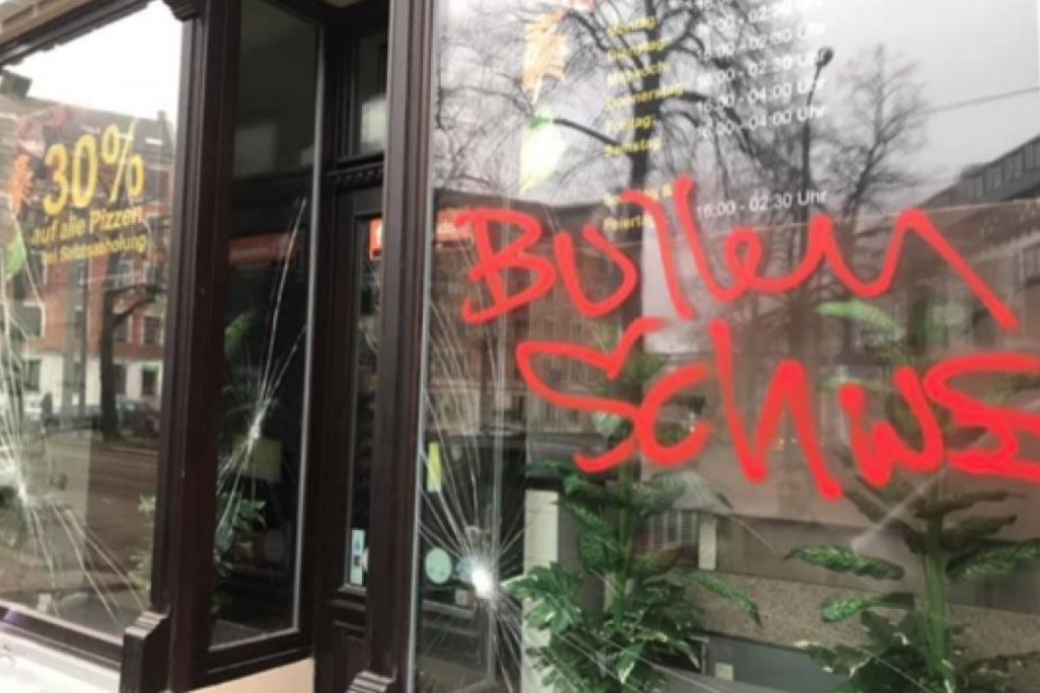 Die Glasscheiben des Lieferservice "Pizza Revolution" wurden beschädigt.