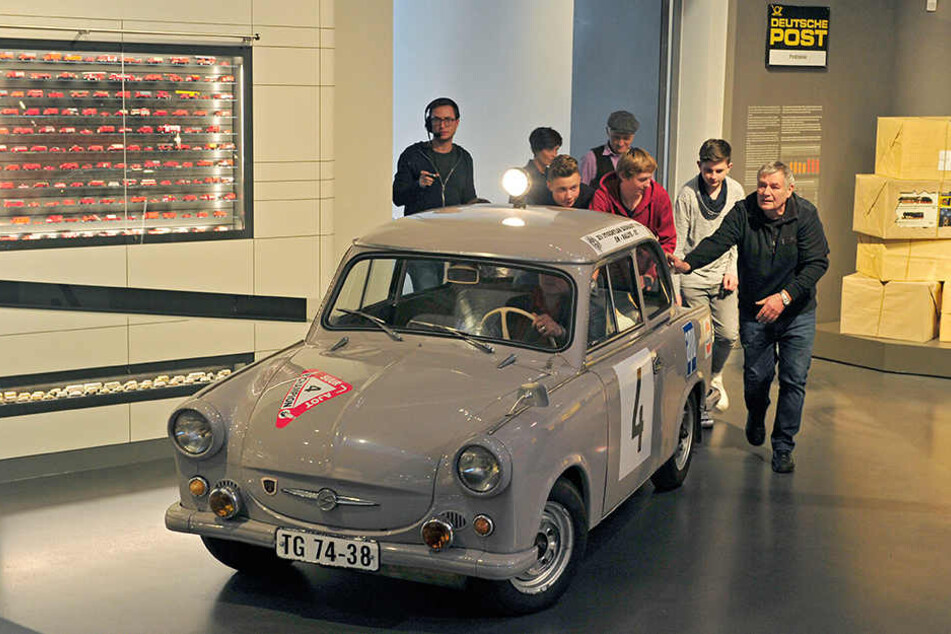 Die Schüler der Zwickauer Humboldtschule schoben ihren Trabi in die Ausstellung im Horch
Museum.