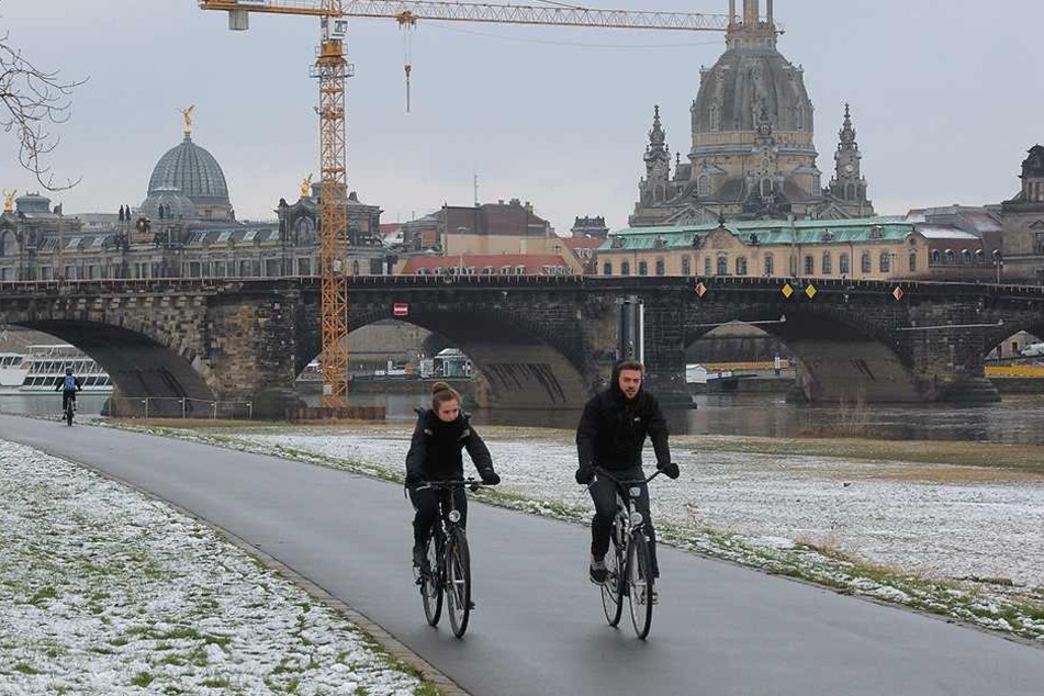 Politiker fordern Ladesäulen für E-Bikes entlang des Elberadweges.
