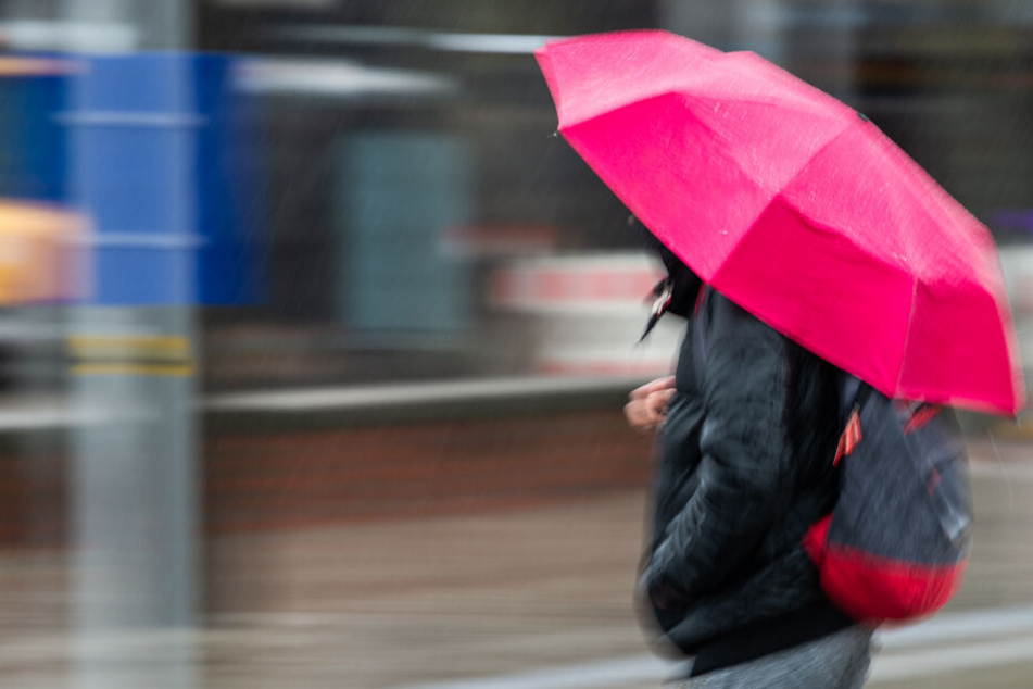 Ohne Regenschirm solltet Ihr heute nicht raus gehen. (Symbolbild)