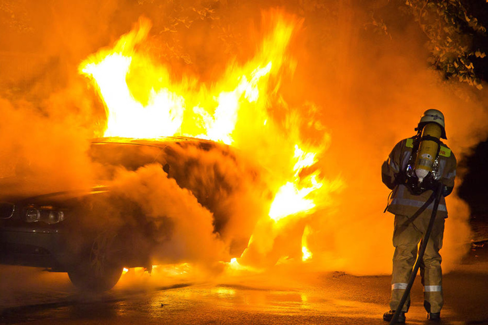 In der Nacht zum Freitag stand die Reifen von vier Autos in kürzester Zeit in Brand. (Symbolbild)