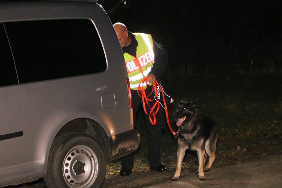 Ein Spürhund der Polizei kam zum Einsatz.