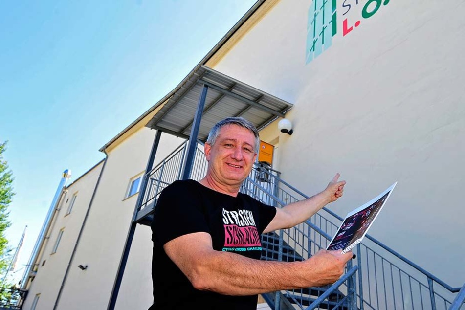 Da müsst ihr rauf! Stadthallenchef Wolfgang Dorn (56) vor der Metalltreppe zum Hintereingang der Stadthalle