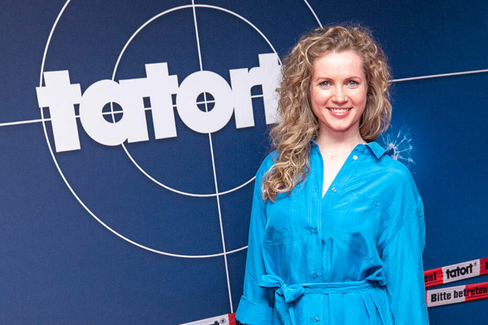So kennen wir Schauspielerin Cornelia Gröschel (31): Ihre lange blonde Lockenmähne war bislang ihr Markenzeichen.