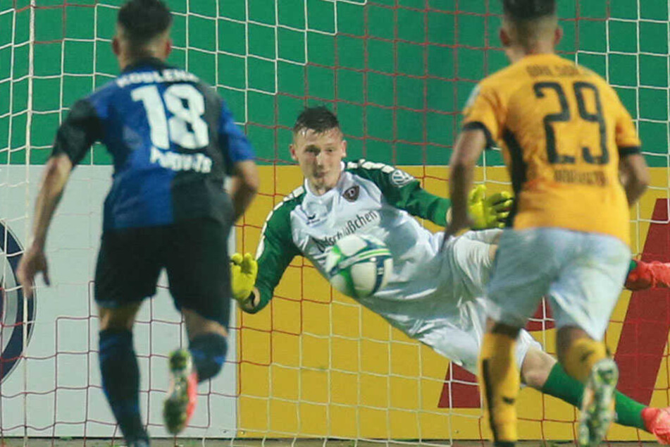 Markus Schubert parierte den Elfmeter des Koblenzers Andreas Glockner (Nr. 18) und ersparte seinen Dynamos damit eine Verlängerung.