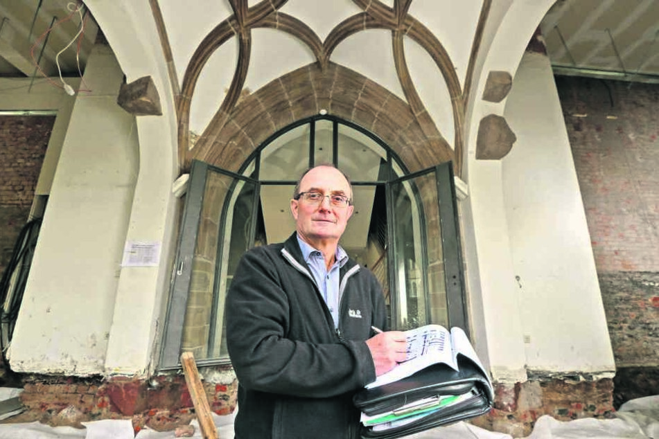 Gesamtplaner Wolfgang Hertrampf wirft einen Blick auf die Fundamente des
Gewandhaus. Das wird für 15 Millionen saniert.