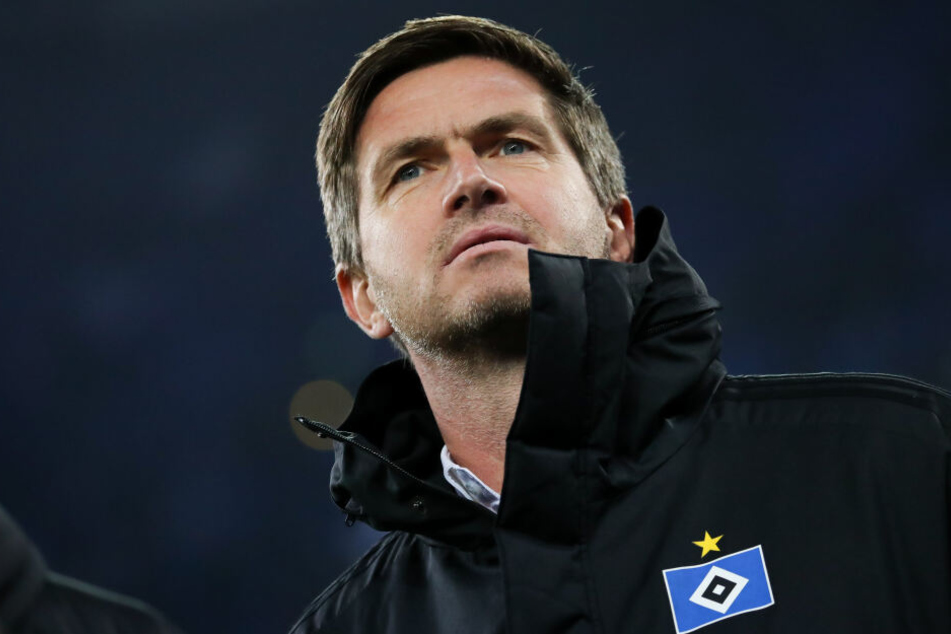 Hamburgs Sportdirektor Ralf Becker steht vor dem Spiel am Platz.