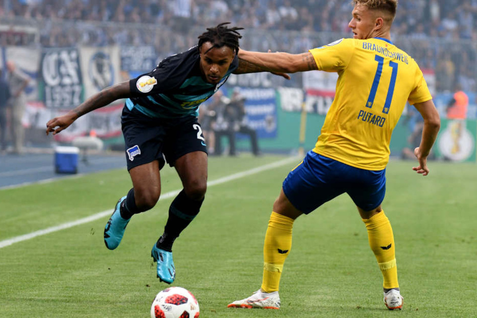 Braunschweigs Leandro Putaro (r) hält Herthas Valentino Lazaro fest.