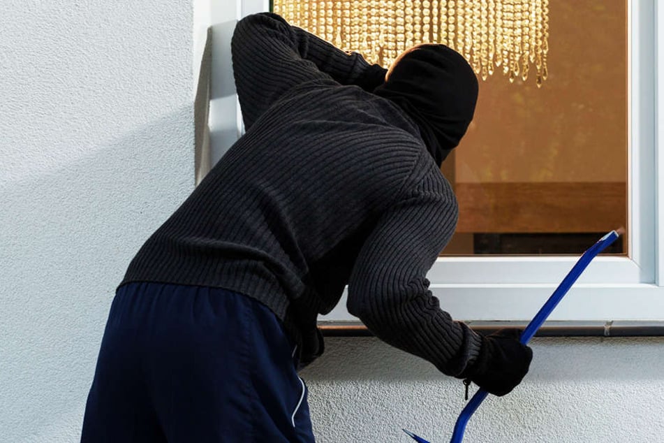 Zwei Männer sind am Abend in eine Wohnung in einem Mehrfamilienhaus in der Ahornstraße eingestiegen.