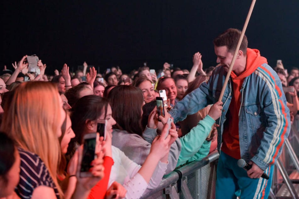 Selfie mit den Fans: Star-DJ Felix Jaehn zeigte sich im Hamburger Mehr Theater den Fans ganz nahe.