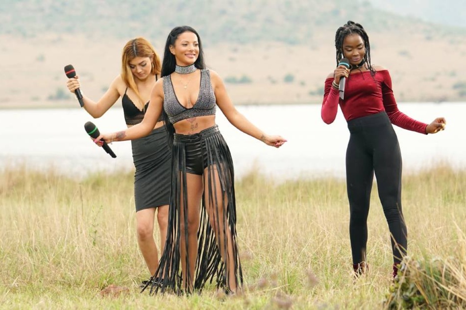 Die schwarze Leggings von Matty (r) gefiel Dieter Bohlen. Auch sie kam trotz schlechter Leistung weiter.