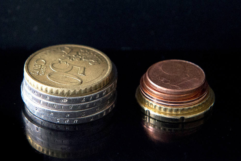 Der bisherige Mindestlohn von 8,84 Euro in zwei Münzstapeln.
