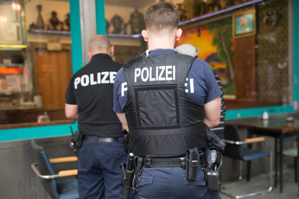 Die Polizei ist mit mehreren Beamten am Kottbusser Tor. (Symbolbild)