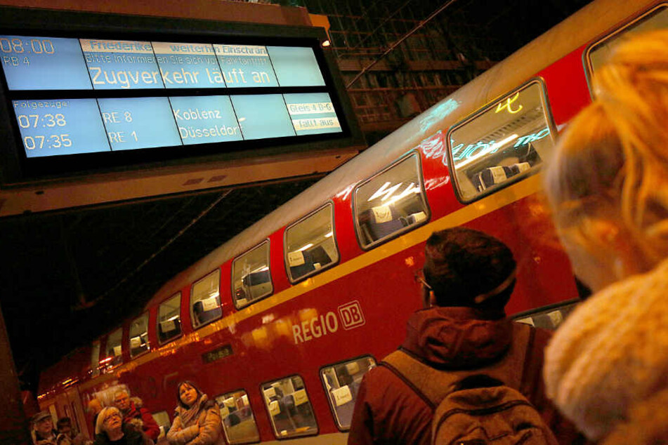 "Zugverkehr läuft an", steht auf den Anzeigetafeln.