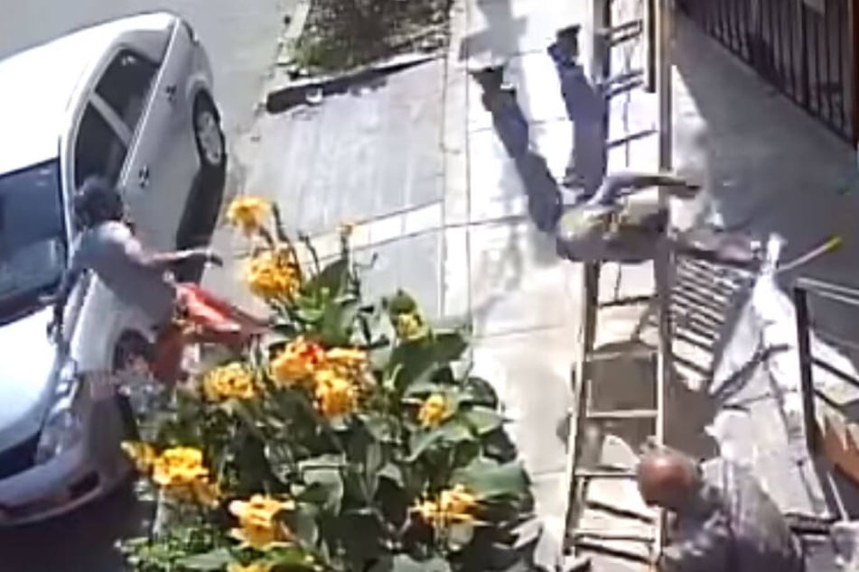 Maler stürzt neun Meter tief, weil Rollifahrer wütend seine Leiter umreißt, dann passiert das