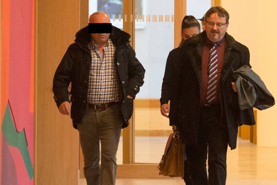 Vor einer Strafe kann den Döner-König von Dresden Hüseyin Ö. (48, l.)
wohl auch Star-Anwalt Prof. Endrik Wilhelm (54) nicht bewahren. Hier zum
Prozessauftakt im Amtsgericht Dresden.