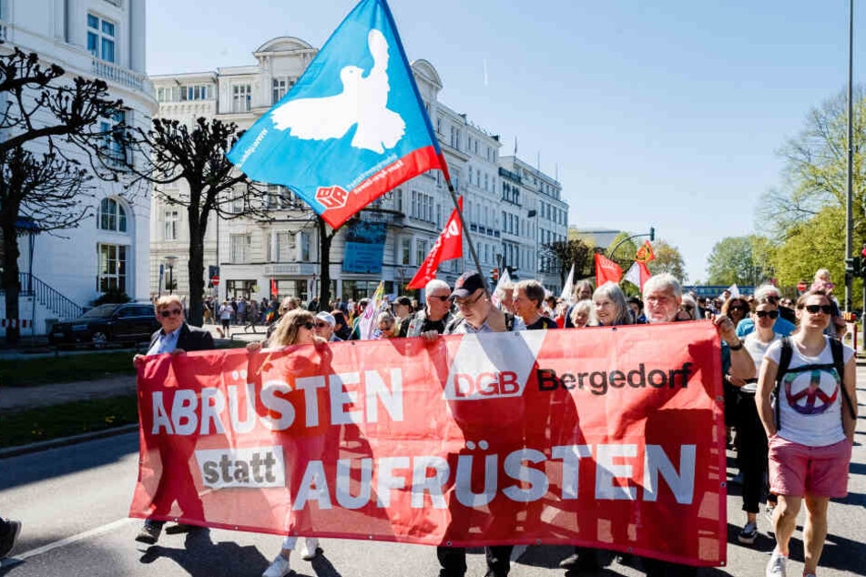 Gewerkschaftsmitglieder (DGB) tragen während einer Demonstration im April ein Transparent mit der Aufschrift "Abrüsten statt Aufrüsten". Der diesjährige Ostermarsch stand unter dem Motto "Entspannungspolitik jetzt".