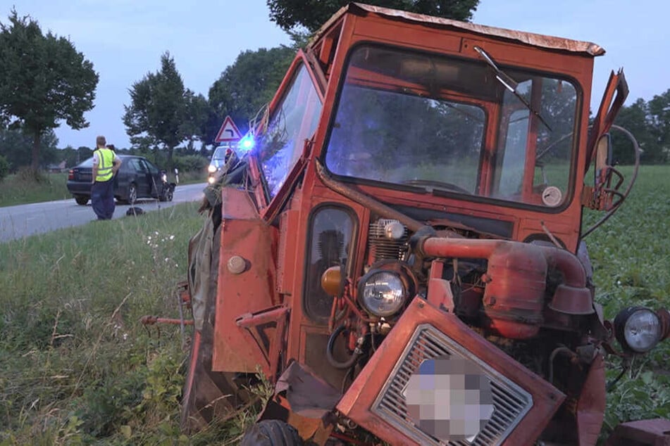 Das Auto kegelte den alten Traktor in den Straßengraben. Dieser blieb auf der Seite liegen und musste von der Feuerwehr aufgerichtet werden.