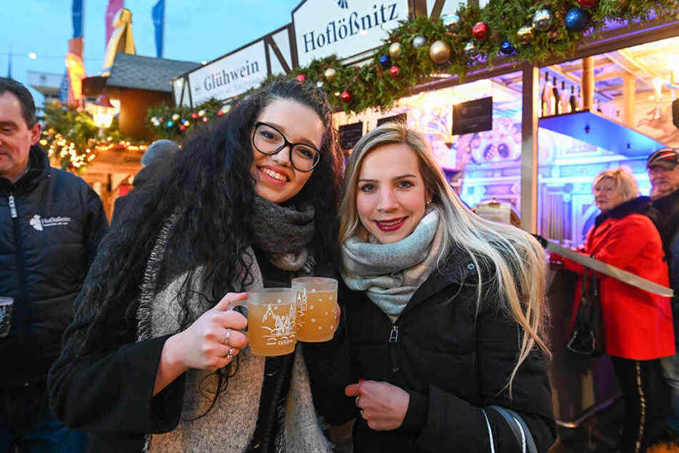 Hoch die Tassen: Die Sängerinnen JeLa (18) aus Görlitz und Sophia Venus (24, v.l.).