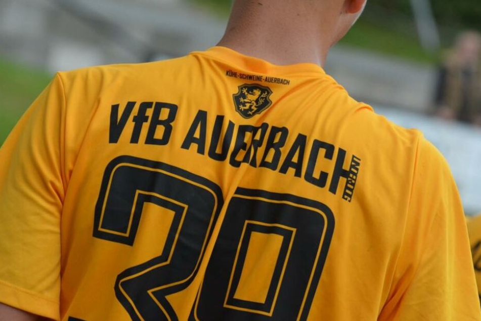 Bei VfB-Neuzugang Paul Horschig steht es im Kragen des Trikots: Kühe, Schweine, Auerbach.