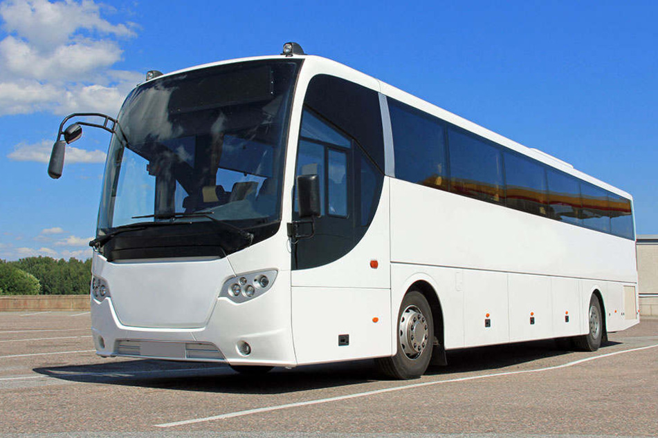 Anstelle des üblichen Flixbus stand ein weißer Reisebus an einer anderen Haltestelle zur Abfahrt nach Koblenz bereit. Die Kinder und ihr Vater bemerkten den Bus zu spät und wurden nicht mehr mitgenommen.