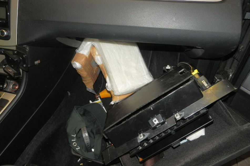 In einem Auto wurde im Handschuhfach rund drei Kilo Koks versteckt.
