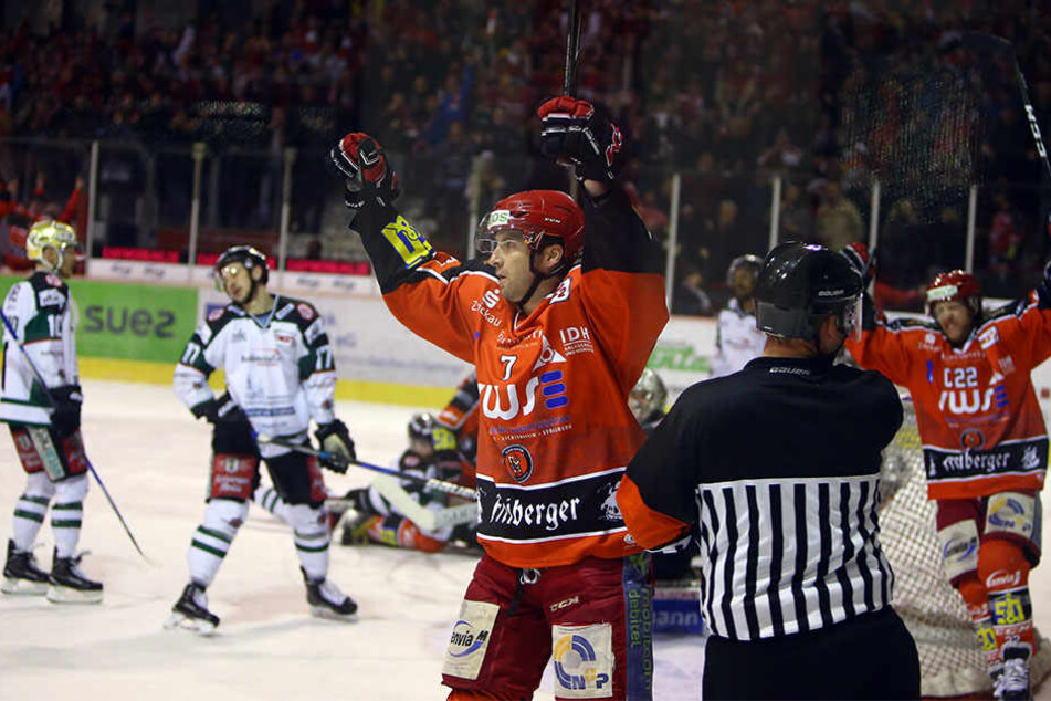 Großer Jubel bei den Eispiraten! Janson Pinizzotto erzielte das 1:0 für Crimmitschau.