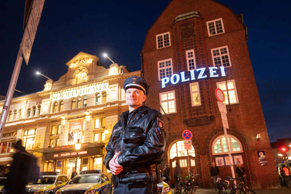 Oberkommissar Stephan Hüll steht vor der Davidwache auf St. Pauli.