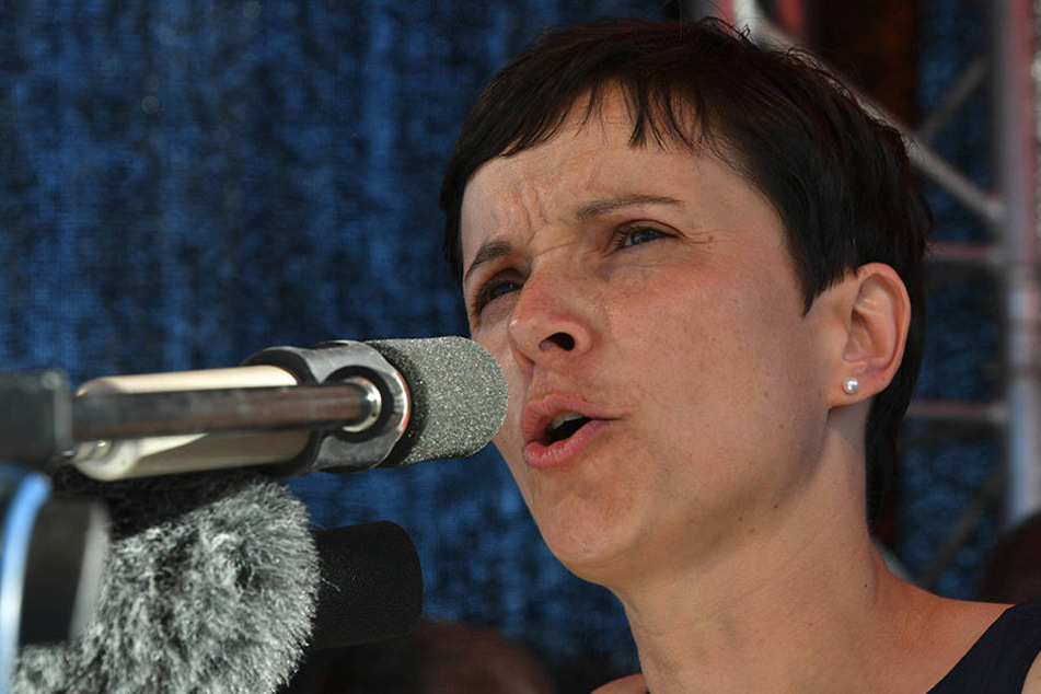 Frauke Petry (41, AfD) will illegale und abgelehnte Asylbewerber auf Inseln außerhalb Europas unterbringen.