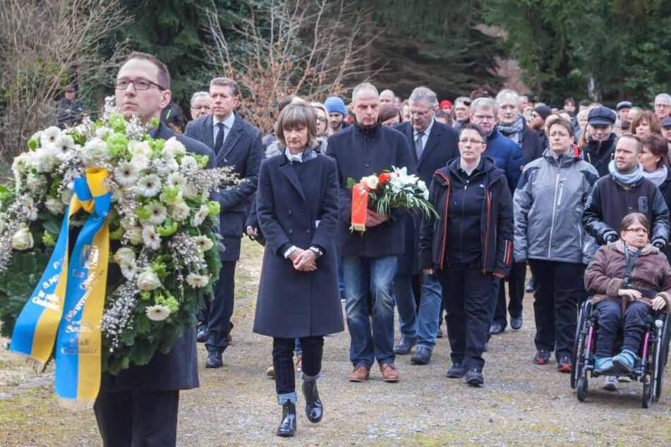 Mit einer Kranzniederlegung auf dem Städtischen Friedhof begann der
Chemnitzer Friedenstag.