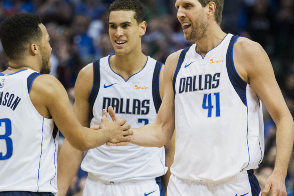Nach seinem historischen Wurf gratulierten die Teamkollegen von Dirk Nowitzki zu seinem Erfolg.