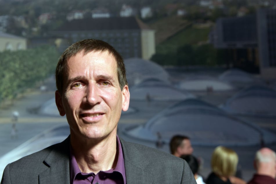 Peter Morhard, Referatsleiter für Bahnprojekt Stuttgart-Ulm steht im Verkehrsministerium vor einem Wandbild des künftigen Bahnhofs.