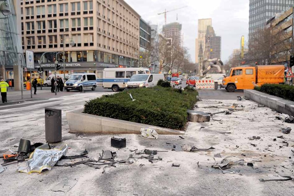 Noch am Tag nach dem Unfall zeugen die verteilten Trümmer von der Tragödie.