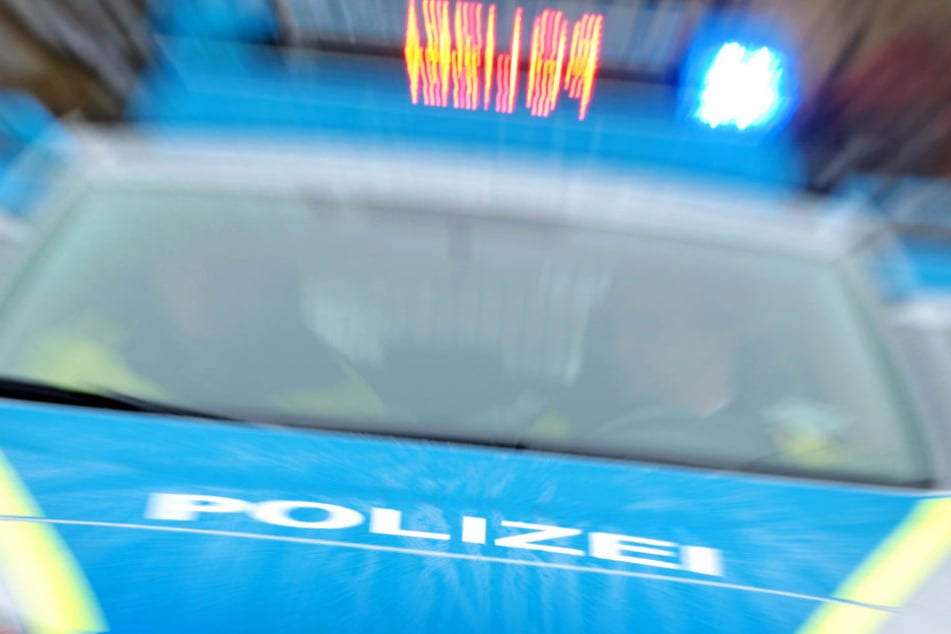 Die Polizei fahndet nach den Räubern (Symbolbild).